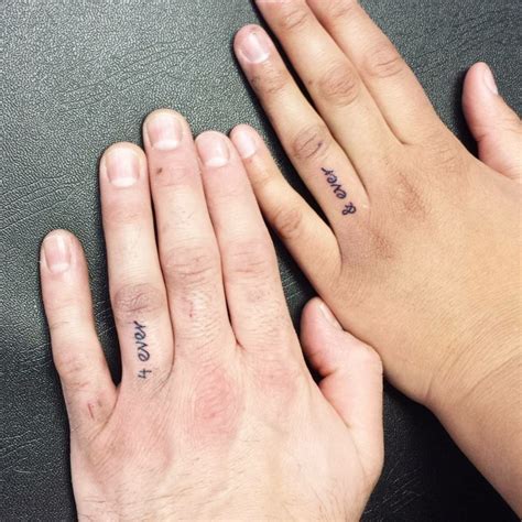 tatuajes en los dedos para parejas|tatuajes manos tocandose.